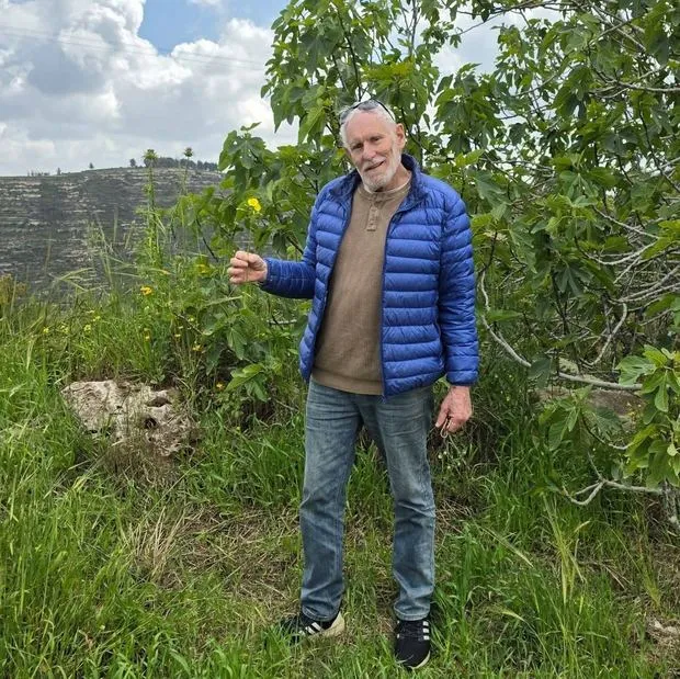 חזי פוזננסקי בטיול בנוף הרי ארץ ישראל